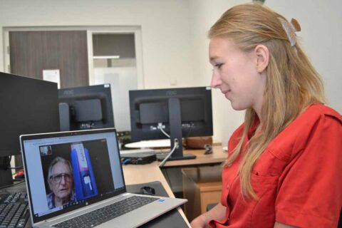 Beeldzorg houdt zorgprofessionals met fysieke beperking aan boord